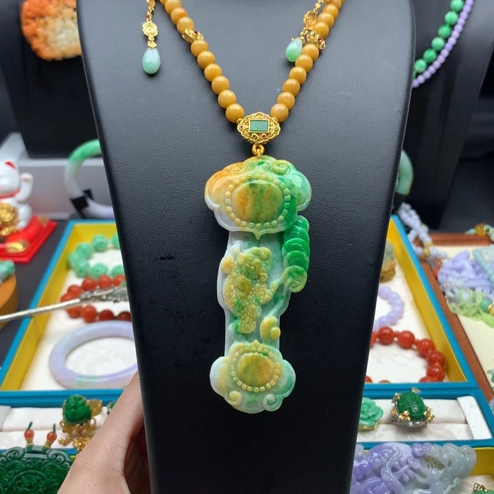 翡翠颈饰未镶嵌翡翠如意