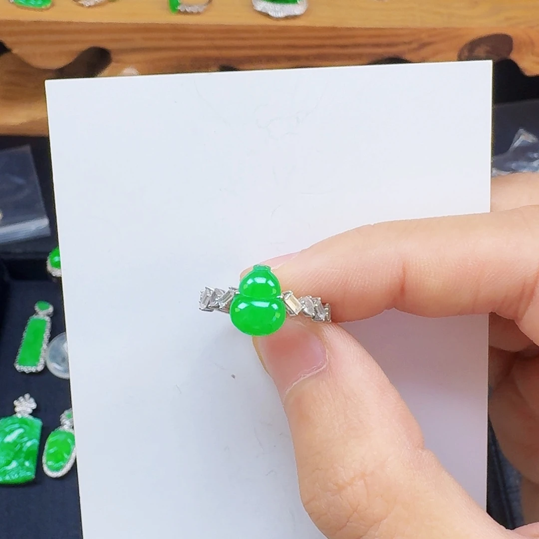 芷***西翡翠18K金镶嵌颈饰一件