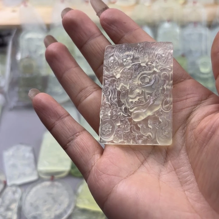 崔***.蛇纹石玉未镶嵌颈饰大黑天