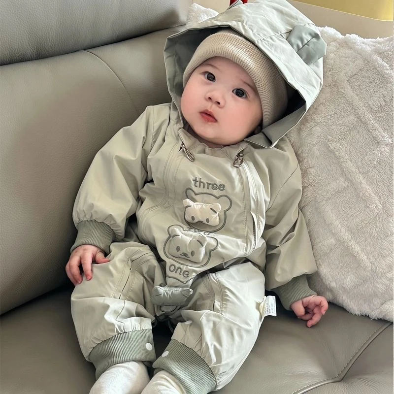 婴儿衣服小熊冲锋衣连体衣开春秋季装款男女宝宝超萌洋气外出哈衣