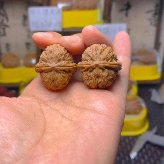 文玩核桃吊坠白狮