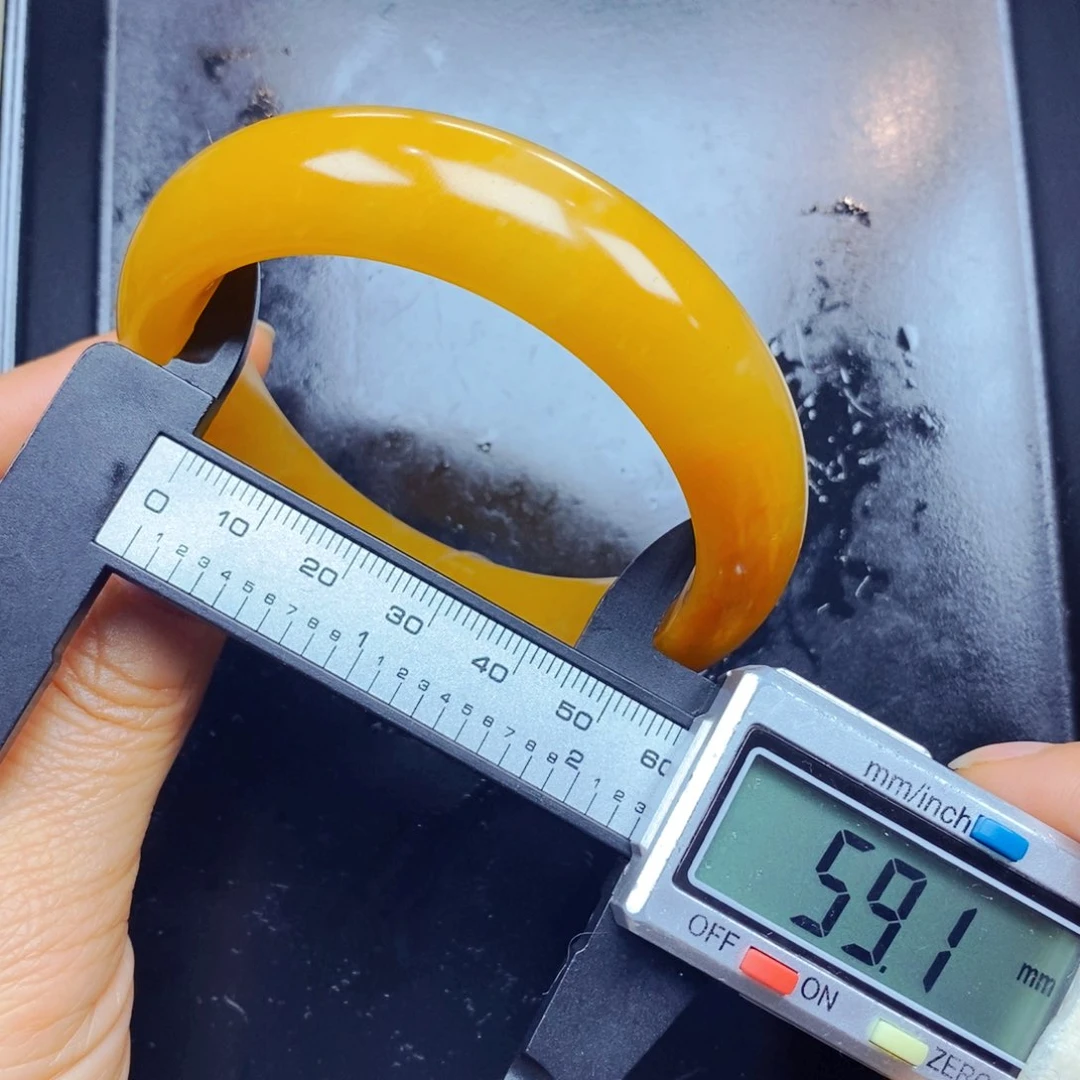 石英质玉（黄龙玉）未镶嵌颈饰