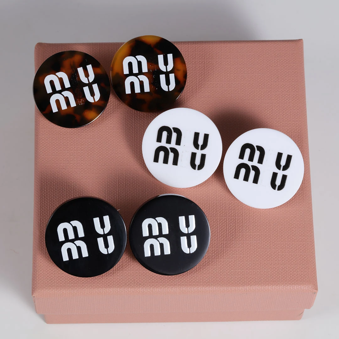 铜合金亚克力耳饰 黑色圆耳钉新款夸张字母轻奢高级耳环法式