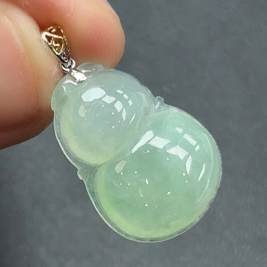 翡翠18K金镶嵌颈饰葫芦