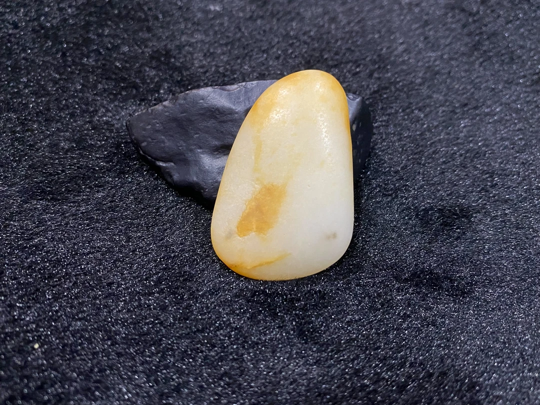 天然新疆和田玉挂件原石可做精美吊坠俏色洒金皮黄白种牌子挂坠