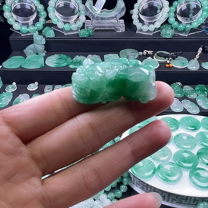 石英质玉未镶嵌颈饰