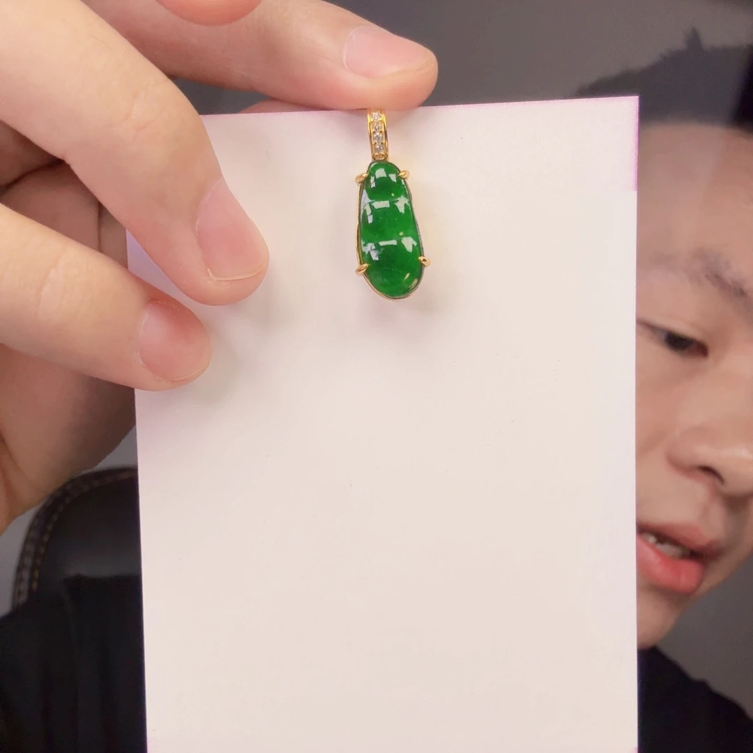 翡翠未镶嵌颈饰一件