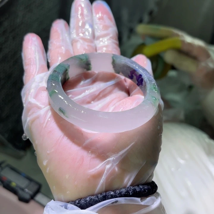 君***君石英质玉（非洲翠）未镶嵌手镯定制