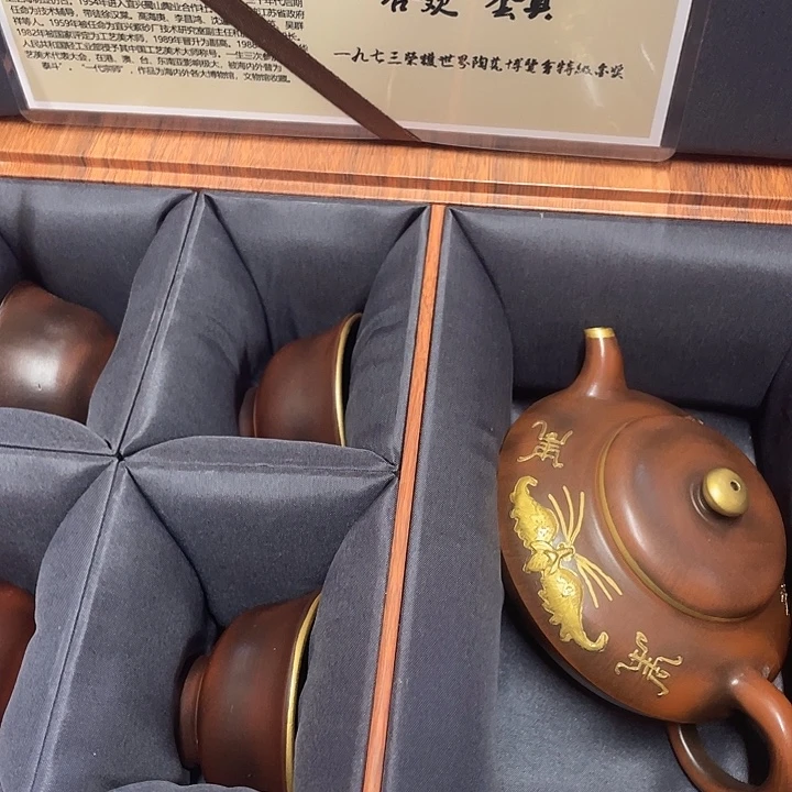 紫砂茶壶原矿泥料，手工制作的一把紫砂壶。