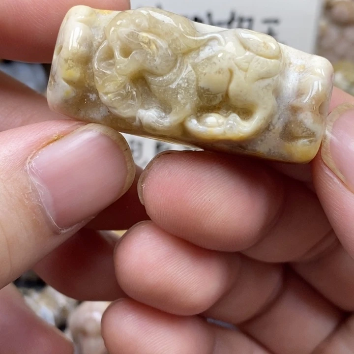 硅化珊瑚（珊瑚玉）未镶嵌颈饰