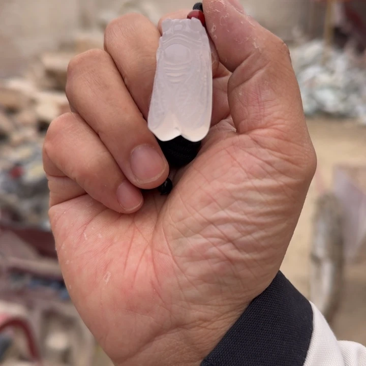 玉白灯泡一鸣惊人吊坠