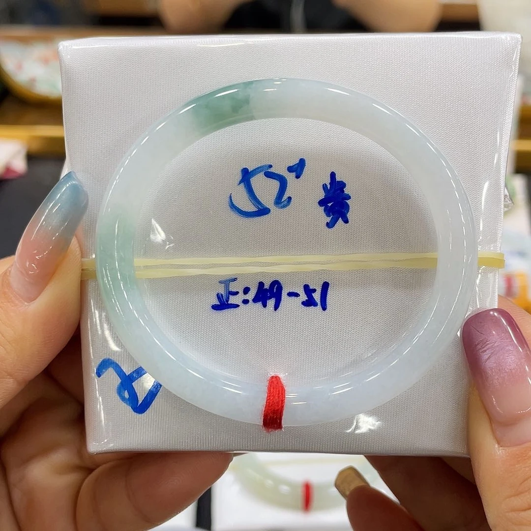 翡翠手镯未镶嵌翡翠