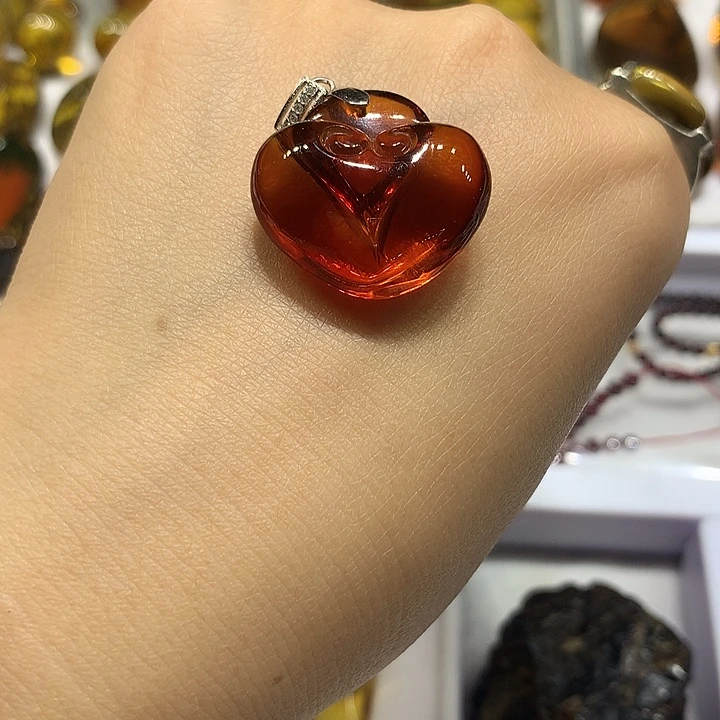 琥珀银S925镶嵌颈饰血珀如意