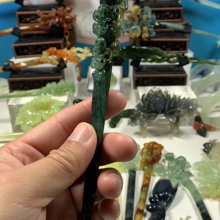 未镶嵌蛇纹石玉发簪柒*。