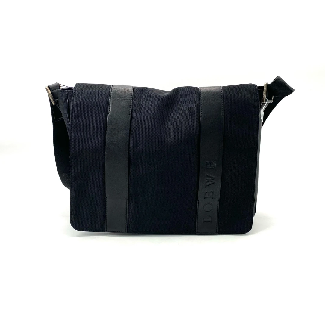 95新 LOEWE/罗意威 经典时尚简约黑色帆布斜挎包 尺寸34/27  翻盖