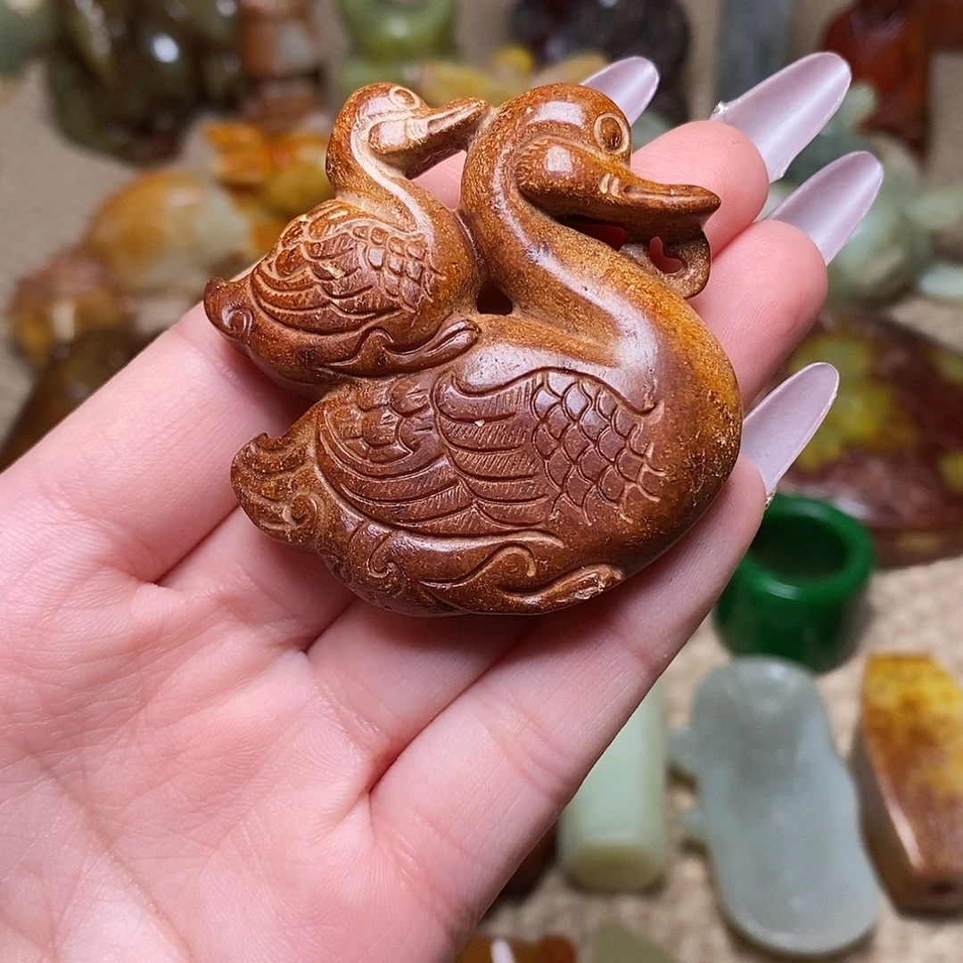 蛇纹石玉足铂镶嵌颈饰