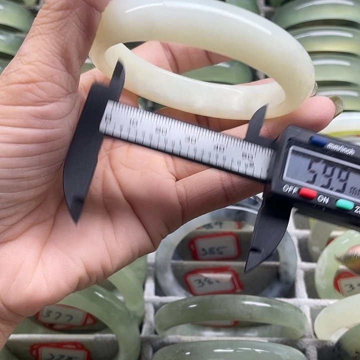 蛇纹石玉未镶嵌手镯382