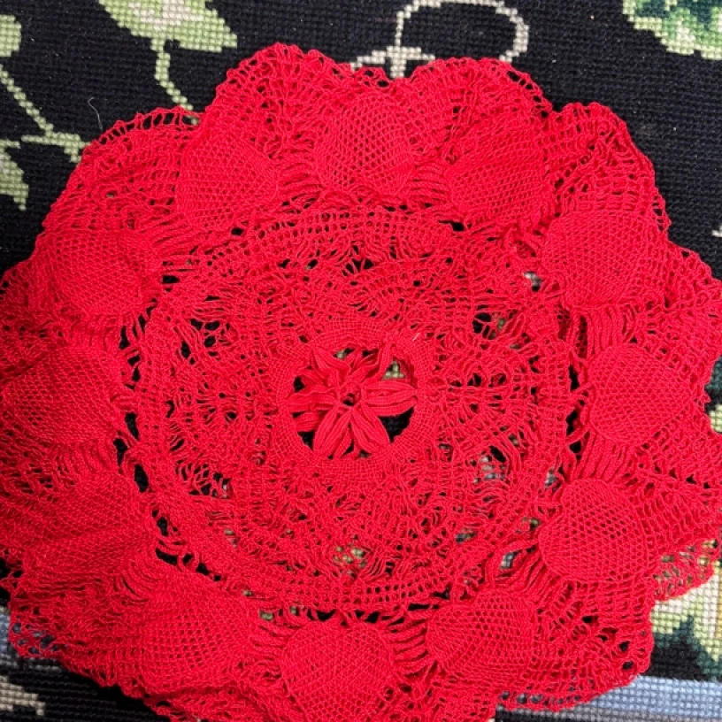 E209 红色棒槌花边盘垫 25cm 2片