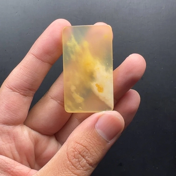 石英质玉（黄龙玉）未镶嵌颈饰