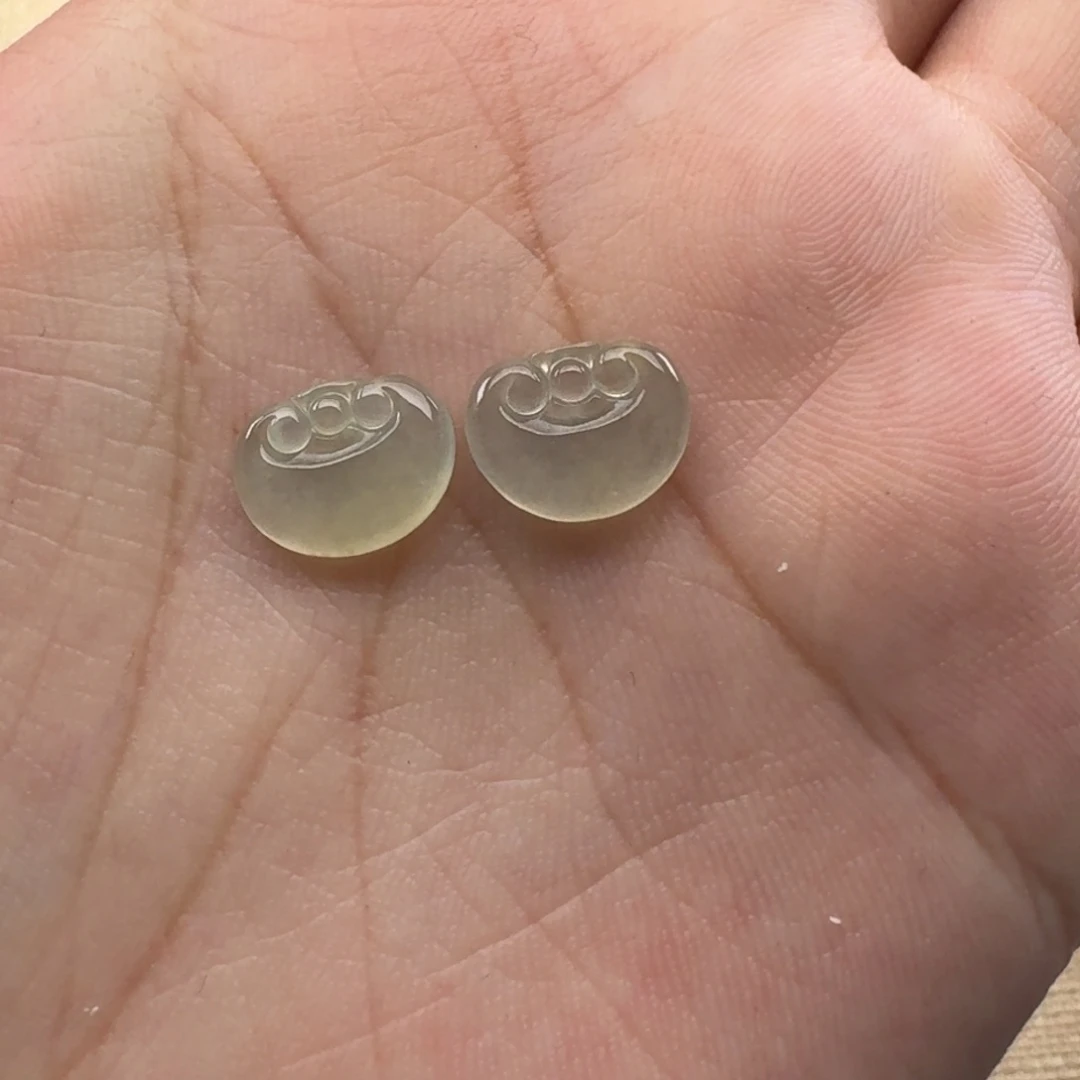 翡翠未镶嵌颈饰一对如意头