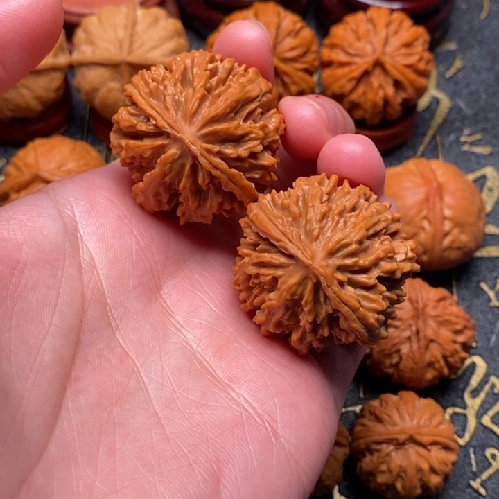 人***的文玩核桃吊坠麒麟纹