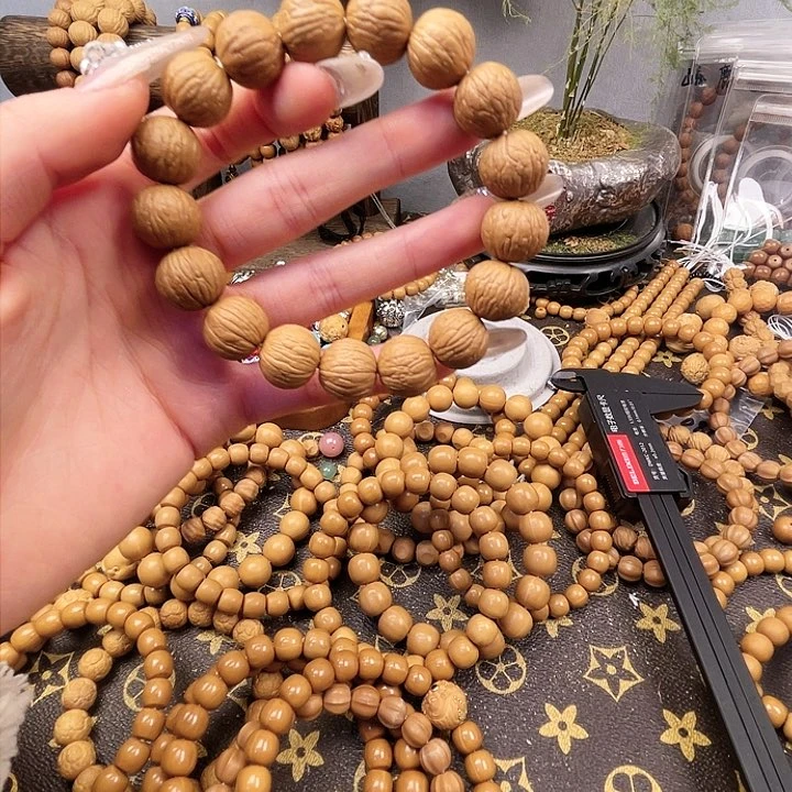 猴头核桃手串齐**。凤羽