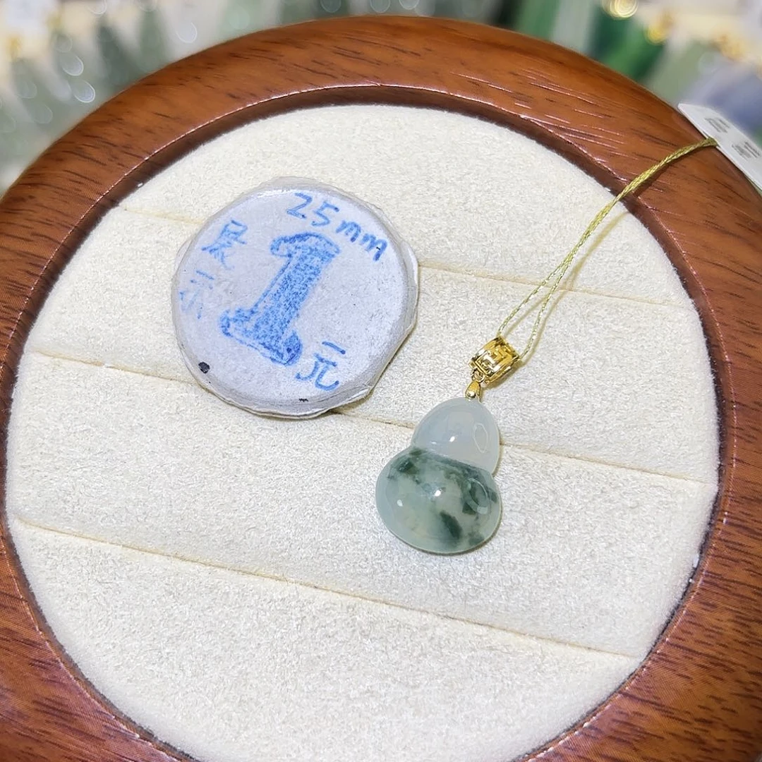 翡翠18K金镶嵌颈饰葫芦