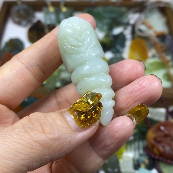 未镶嵌蛇纹石玉吊坠