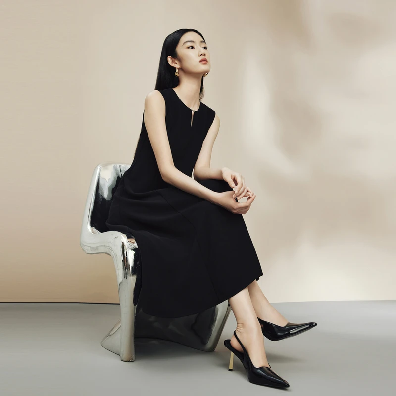 【璀璨之夜】秋季法式通勤无袖小V连衣裙黑色LDFC8AWOP816