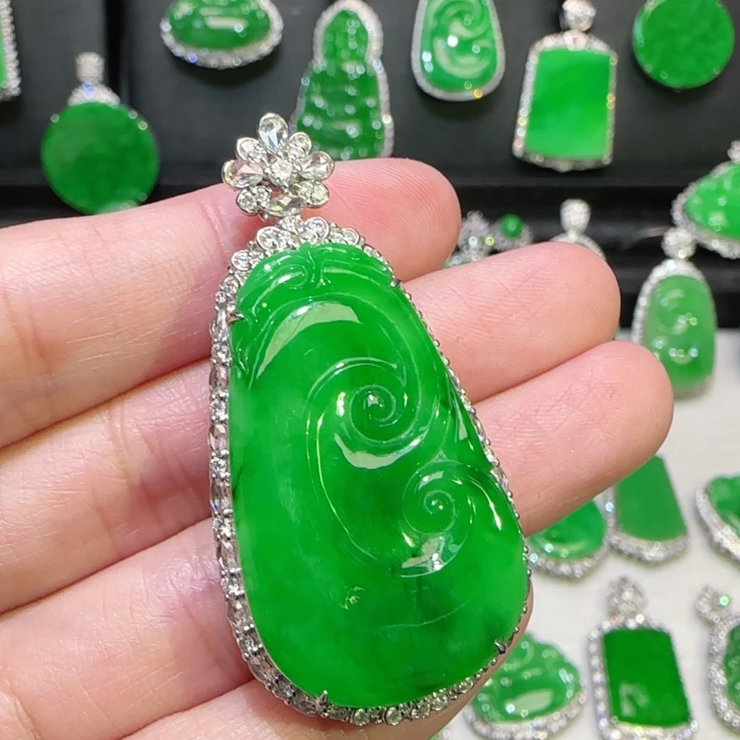 翡翠18K金镶嵌颈饰