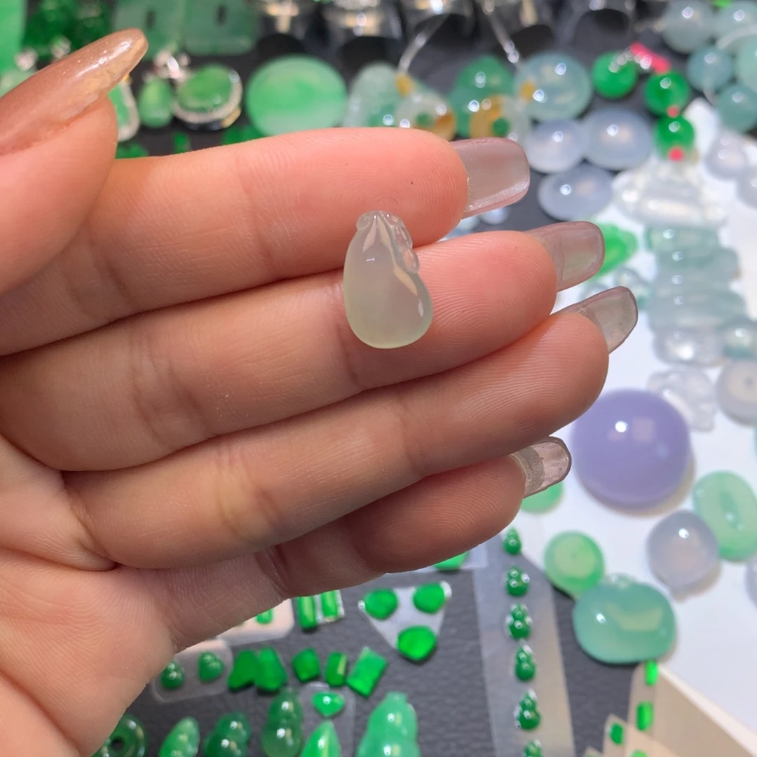 翡翠颈饰未镶嵌裸石瓜瓜