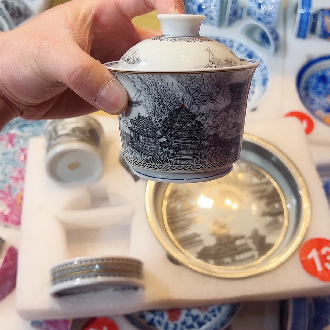 个****墨彩山水大明宫盖碗