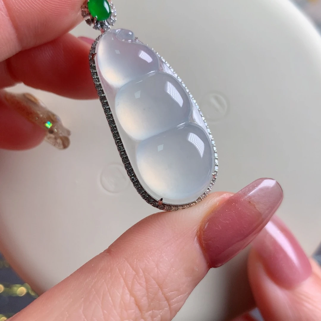 颈饰18K金镶嵌翡翠吊坠