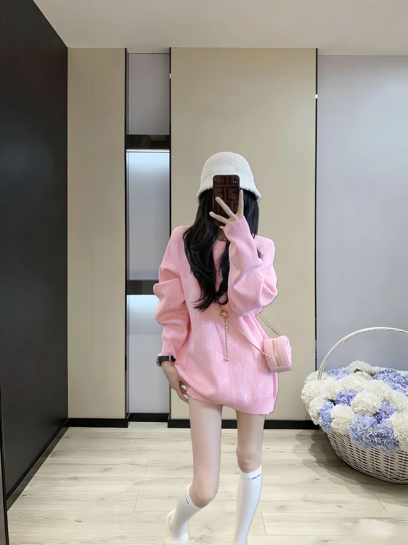 圣诞穿搭网红新款粉色毛衣秋冬时尚休闲宽松中长款设计感套头上衣