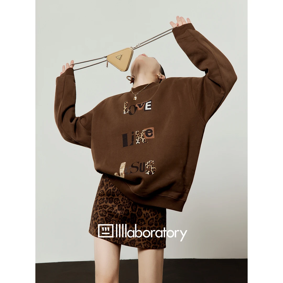 出品「裸字拼贴」棕色加绒卫衣女2025冬季新款印花宽松上衣