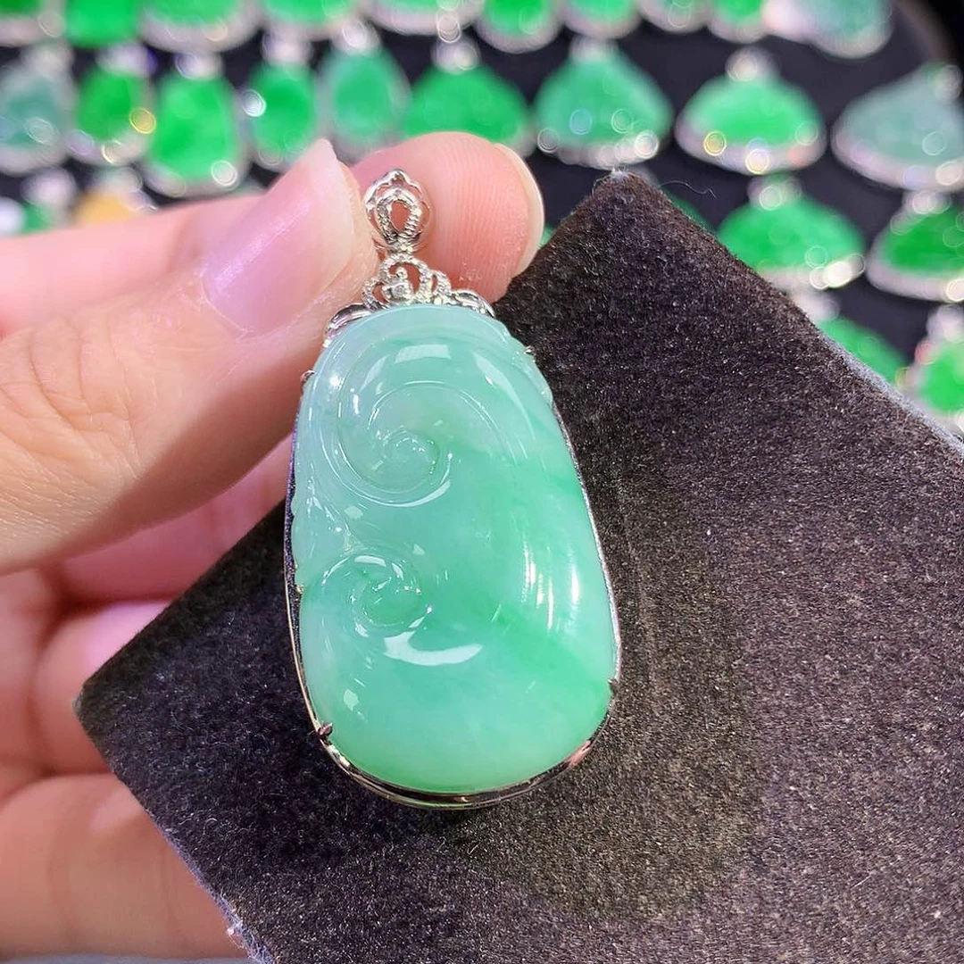 翡翠18K金镶嵌吊坠(赠链)