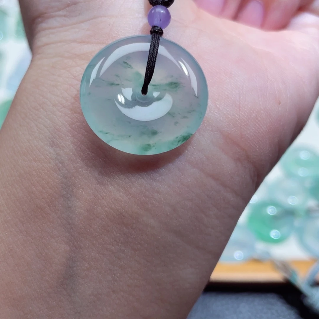 翡翠18K金镶嵌颈饰平安扣