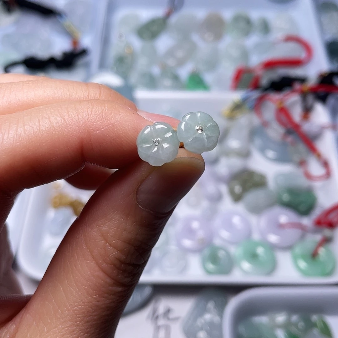 翡翠颈饰未镶嵌小*翡翠