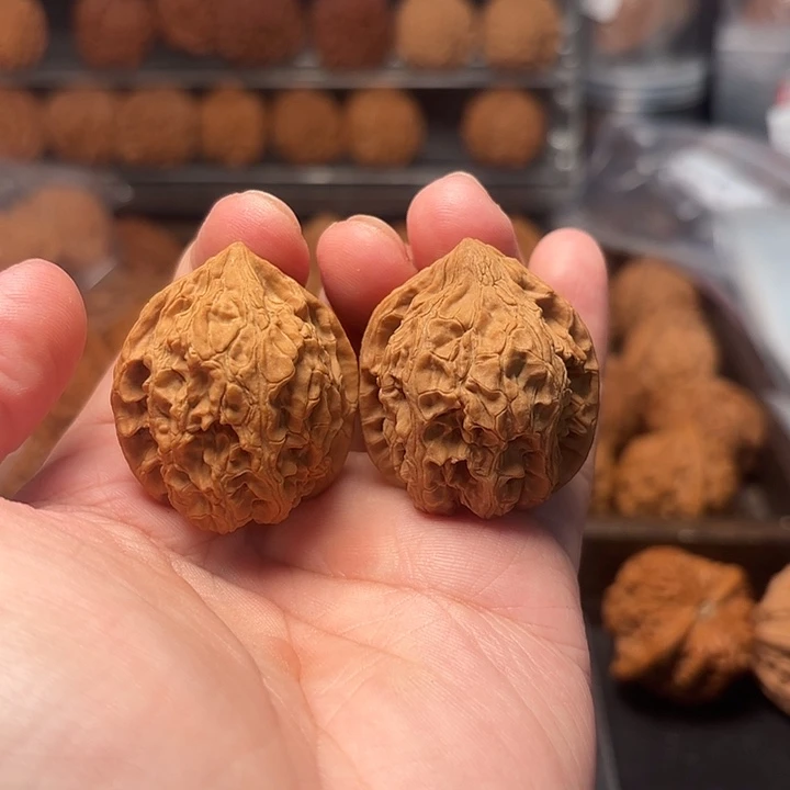 1文玩核桃麒麟角鸡心34-527