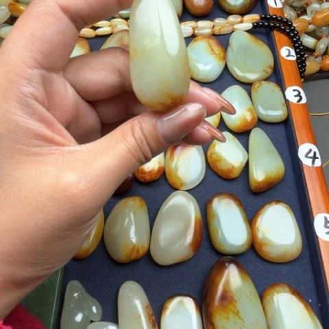 和田玉颈饰未镶嵌宇**航