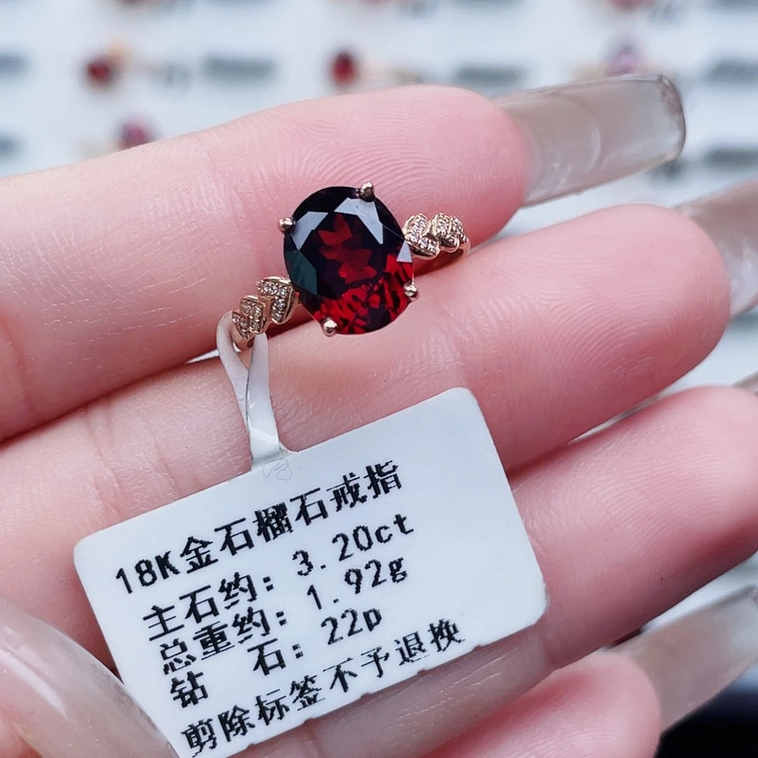 18K金镶嵌戒指石榴石