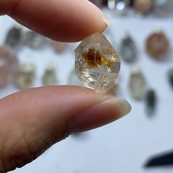 未镶嵌颈饰水晶油胆随型
