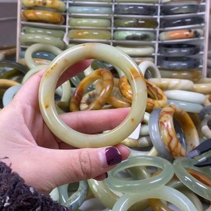 蛇纹石玉手镯未镶嵌