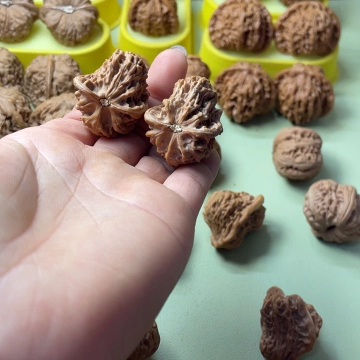 手把件原树核桃鸳鸯