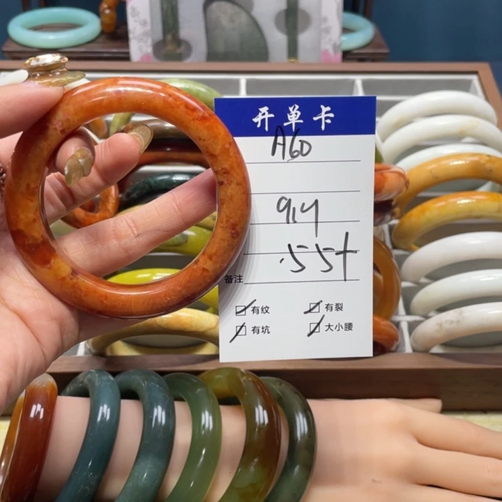 蛇纹石玉手镯未镶嵌美**儿