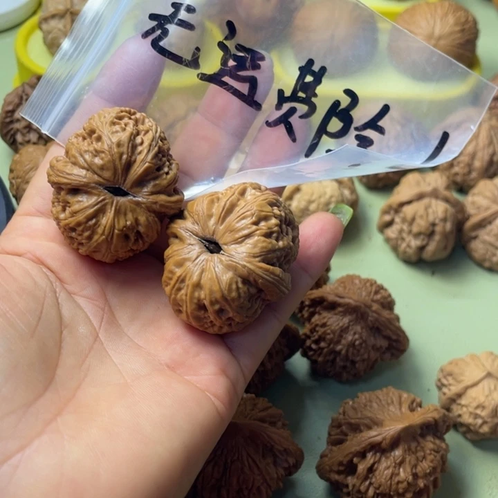 财***通手把件雕刻核桃元宝