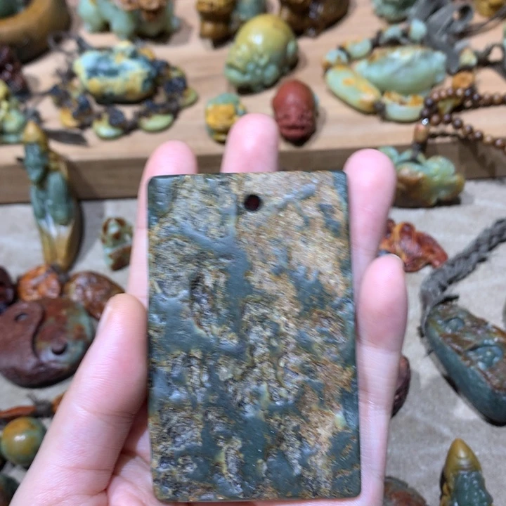 未镶嵌岫岩河磨玉（透闪石质玉）挂件