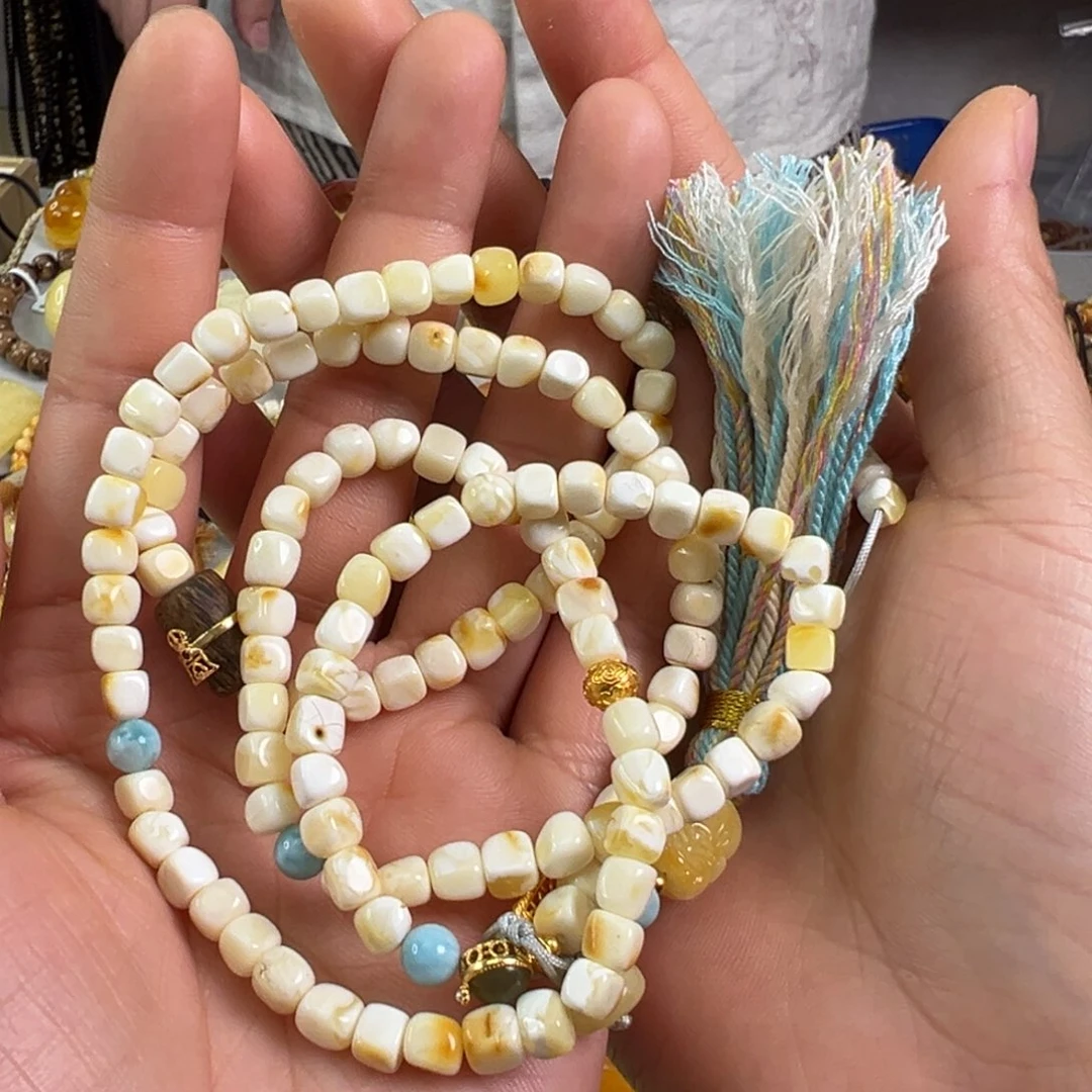 蜜蜡裸石未镶嵌蜜蜡