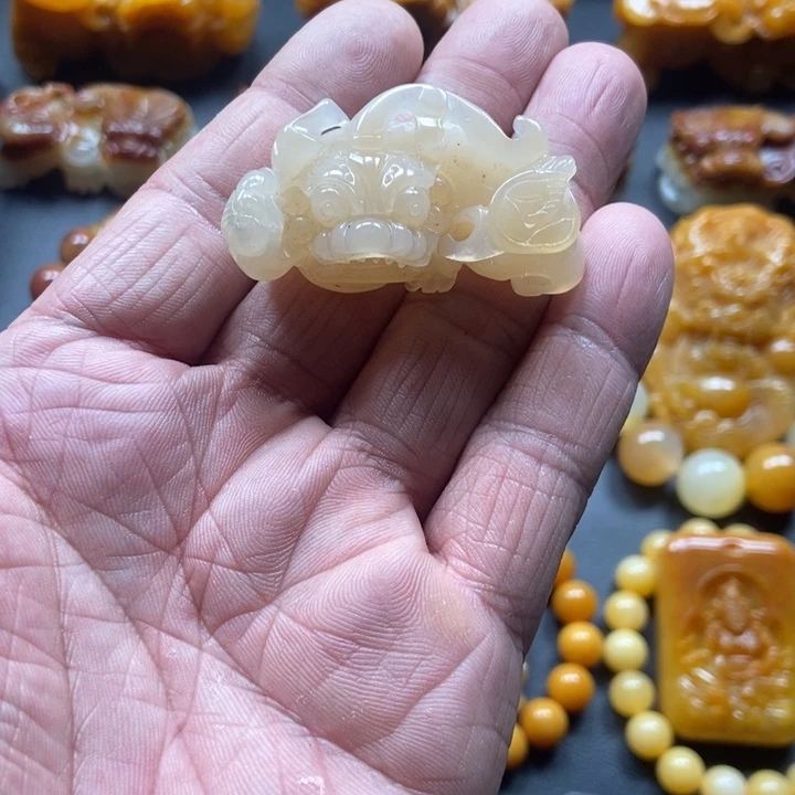 石英质玉（黄龙玉）未镶嵌颈饰