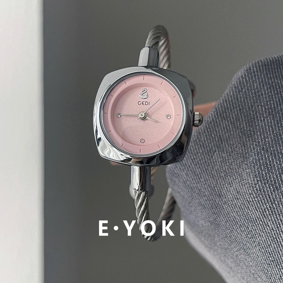 一柚七粉色白天鹅弹力手镯女士小众轻奢通勤百搭女款石英表手表女